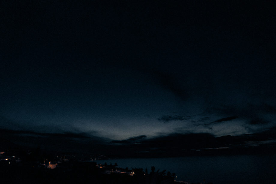 Imagen nocturna con algo de claro en el horizonte.